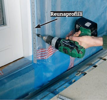 Käyttöullakko: Reunaprofiilien kiinnitys Käyttöullakko: Ikkunan- ja ovenkarmien sivuille ja yläpuolelle kiinnitetään reunaprofiilit